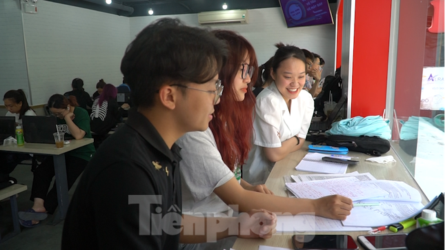 Sinh vi&ecirc;n H&agrave; th&agrave;nh chống chọi nắng n&oacute;ng: Lau chiếu h&agrave;ng chục lần, ngồi k&iacute;n cửa h&agrave;ng tiện lợi - Ảnh 11.