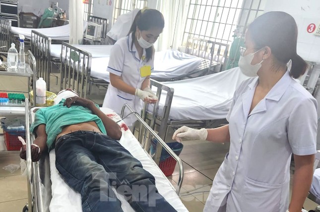 Nam thanh niên nằm bất động bên lề đường với nhiều vết thương - Ảnh 1.
