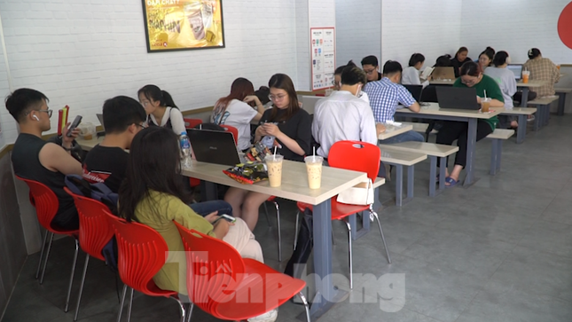Sinh vi&ecirc;n H&agrave; th&agrave;nh chống chọi nắng n&oacute;ng: Lau chiếu h&agrave;ng chục lần, ngồi k&iacute;n cửa h&agrave;ng tiện lợi - Ảnh 9.