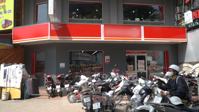 Sinh vi&ecirc;n H&agrave; th&agrave;nh chống chọi nắng n&oacute;ng: Lau chiếu h&agrave;ng chục lần, ngồi k&iacute;n cửa h&agrave;ng tiện lợi - Ảnh 7.
