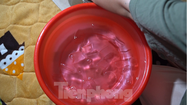 Sinh vi&ecirc;n H&agrave; th&agrave;nh chống chọi nắng n&oacute;ng: Lau chiếu h&agrave;ng chục lần, ngồi k&iacute;n cửa h&agrave;ng tiện lợi - Ảnh 6.