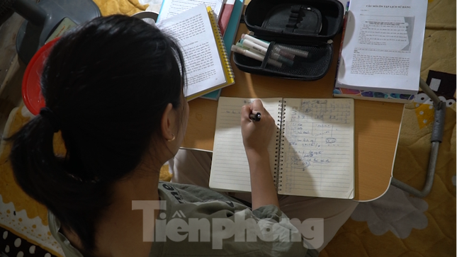 Sinh vi&ecirc;n H&agrave; th&agrave;nh chống chọi nắng n&oacute;ng: Lau chiếu h&agrave;ng chục lần, ngồi k&iacute;n cửa h&agrave;ng tiện lợi - Ảnh 5.