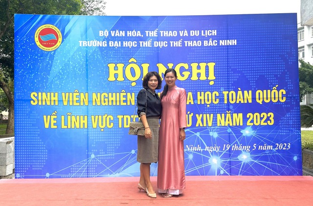 Kình ngư Ánh Viên diện áo dài thuyết trình Nghiên cứu khoa học về bơi lội, giành luôn giải Nhất - Ảnh 2.