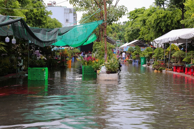 Nhiều tuyến đường ở TP.HCM biến thành sông sau mưa to: Ô tô chết máy phải nhờ xe khác kéo về - Ảnh 15.