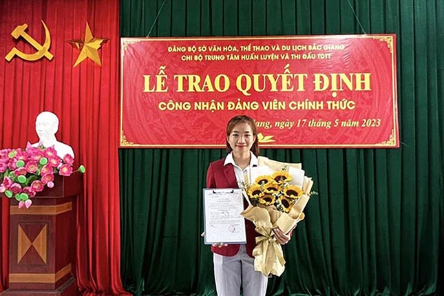 VĐV Nguyễn Thị Oanh được công nhận đảng viên chính thức - Ảnh 1.