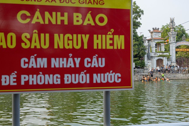 Hà Nội: Ao làng trở thành bể bơi, người dân đổ xô ngâm mình giải nhiệt - Ảnh 3.