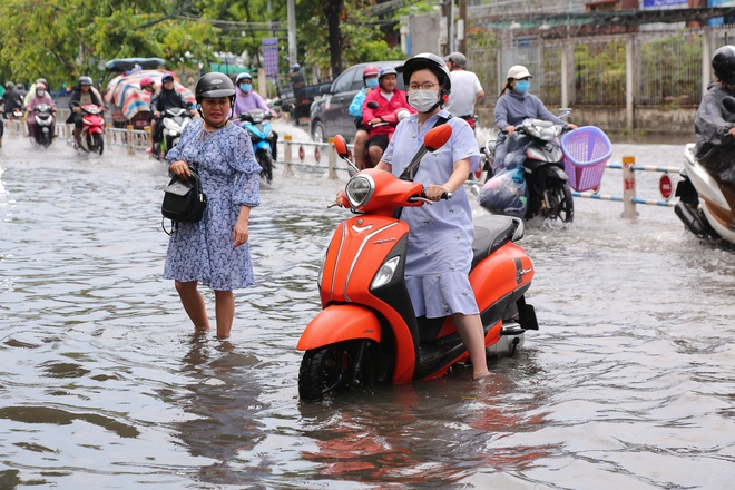 Nhiều tuyến đường ở TP.HCM biến thành sông sau mưa to: Ô tô chết máy phải nhờ xe khác kéo về - Ảnh 6.