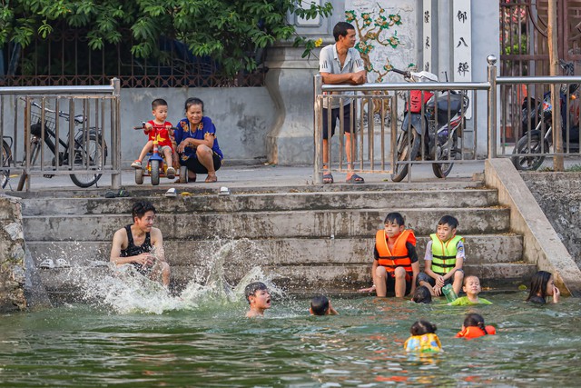 Hà Nội: Ao làng trở thành bể bơi, người dân đổ xô ngâm mình giải nhiệt - Ảnh 2.