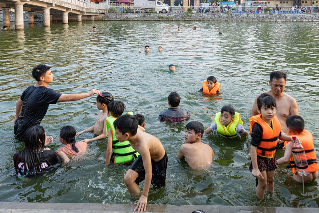 Hà Nội: Ao làng trở thành bể bơi, người dân đổ xô ngâm mình giải nhiệt - Ảnh 1.