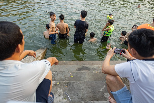 Hà Nội: Ao làng trở thành bể bơi, người dân đổ xô ngâm mình giải nhiệt - Ảnh 11.