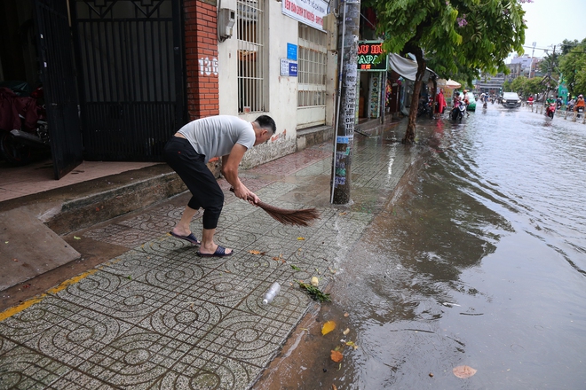 Nhiều tuyến đường ở TP.HCM biến thành sông sau mưa to: Ô tô chết máy phải nhờ xe khác kéo về - Ảnh 14.