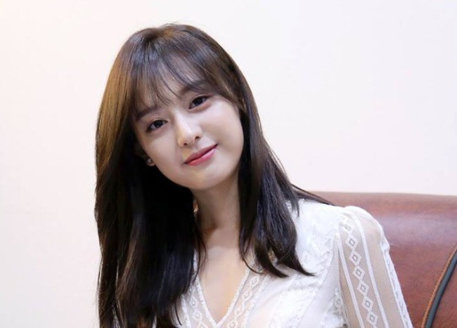 Cách Kim Ji Won Hậu Duệ Mặt Trời bôi kem chống nắng khiến da luôn căng bóng, không vết lão hóa - Ảnh 2.