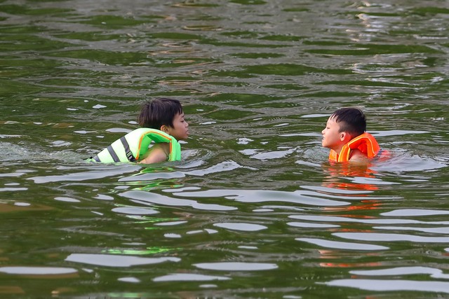 Hà Nội: Ao làng trở thành bể bơi, người dân đổ xô ngâm mình giải nhiệt - Ảnh 10.