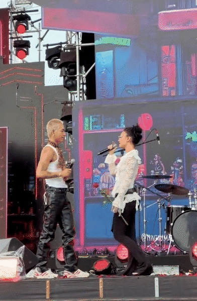 Hậu chia tay, WEAN v&agrave; Naomi vẫn t&igrave;nh tứ nh&igrave;n nhau, rơm rớm kh&oacute;c tr&ecirc;n s&acirc;n khấu - Ảnh 3.