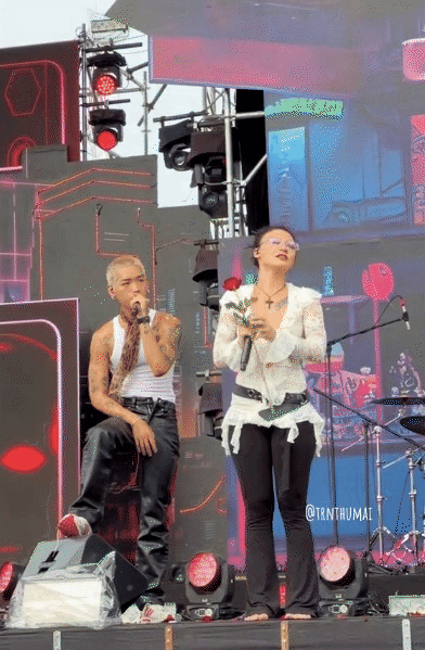 Hậu chia tay, WEAN v&agrave; Naomi vẫn t&igrave;nh tứ nh&igrave;n nhau, rơm rớm kh&oacute;c tr&ecirc;n s&acirc;n khấu - Ảnh 2.