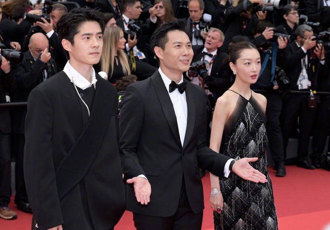 Châu Đông Vũ và Lưu Hạo Nhiên trao nhau ánh mắt đầy ẩn ý tại thảm đỏ LHP Cannes 2023 - Ảnh 5.
