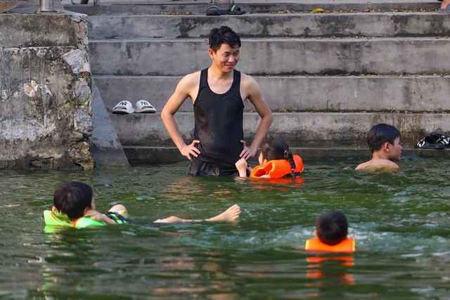 Hà Nội: Ao làng trở thành bể bơi, người dân đổ xô ngâm mình giải nhiệt - Ảnh 8.