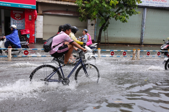 Nhiều tuyến đường ở TP.HCM biến thành sông sau mưa to: Ô tô chết máy phải nhờ xe khác kéo về - Ảnh 11.