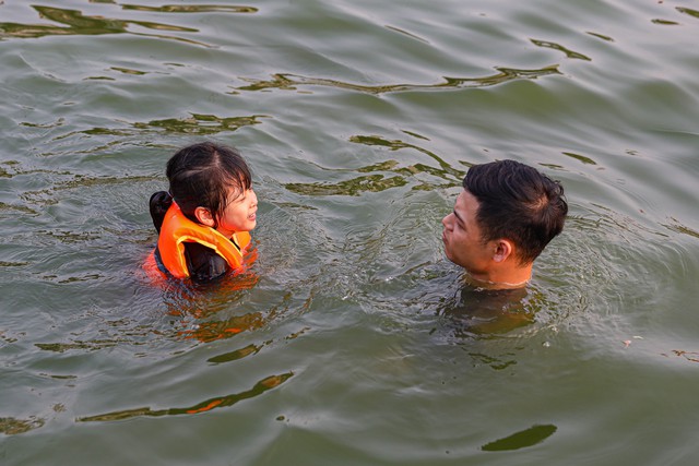 Hà Nội: Ao làng trở thành bể bơi, người dân đổ xô ngâm mình giải nhiệt - Ảnh 7.