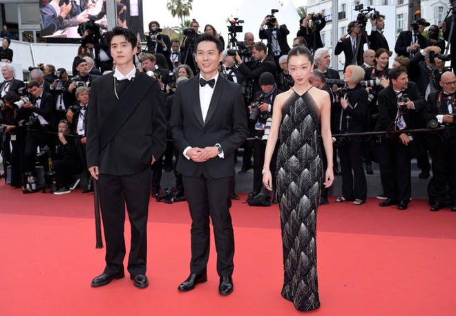 Châu Đông Vũ và Lưu Hạo Nhiên trao nhau ánh mắt đầy ẩn ý tại thảm đỏ LHP Cannes 2023 - Ảnh 4.