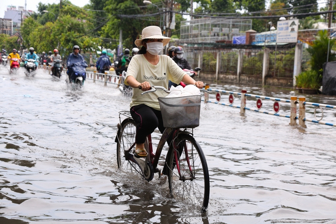 Nhiều tuyến đường ở TP.HCM biến thành sông sau mưa to: Ô tô chết máy phải nhờ xe khác kéo về - Ảnh 10.