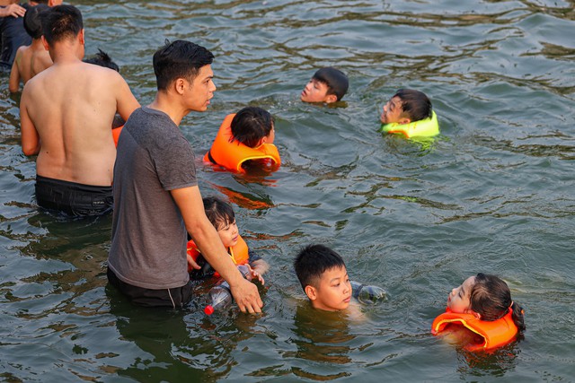 Hà Nội: Ao làng trở thành bể bơi, người dân đổ xô ngâm mình giải nhiệt - Ảnh 6.