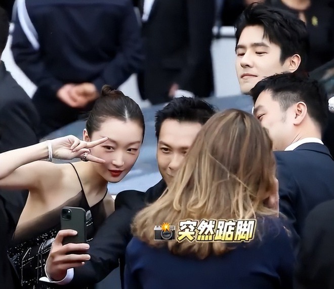 Châu Đông Vũ và Lưu Hạo Nhiên trao nhau ánh mắt đầy ẩn ý tại thảm đỏ LHP Cannes 2023 - Ảnh 3.