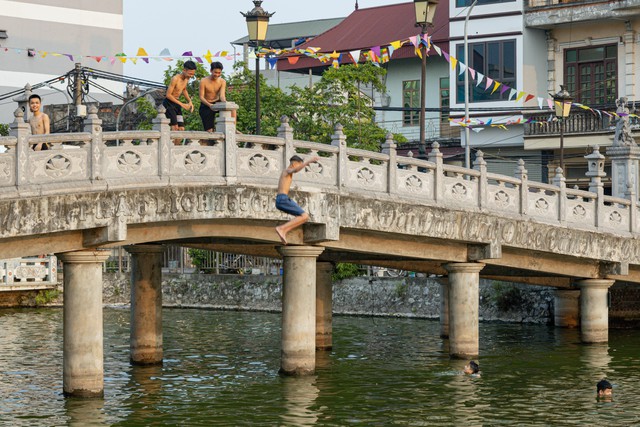 Hà Nội: Ao làng trở thành bể bơi, người dân đổ xô ngâm mình giải nhiệt - Ảnh 4.