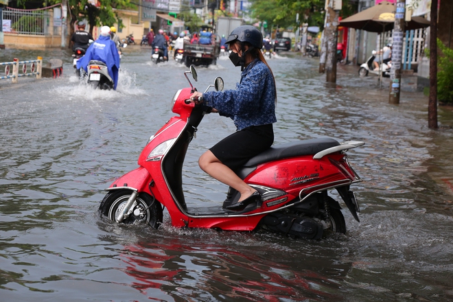 Nhiều tuyến đường ở TP.HCM biến thành sông sau mưa to: Ô tô chết máy phải nhờ xe khác kéo về - Ảnh 7.