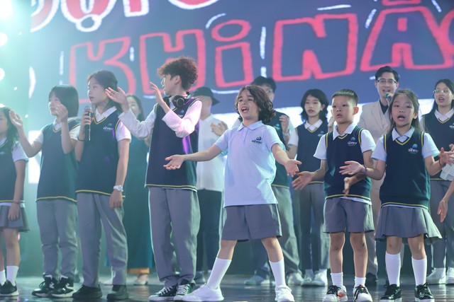 Trầm trồ show diễn nghệ thuật của các bạn học sinh: Nhiều vấn đề nóng được gửi gắm, còn thành công gây quỹ 400 triệu cho người nghèo - Ảnh 1.