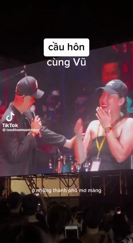2 màn cầu hôn liên tiếp trong màn trình diễn của Vũ. - Ảnh 2.