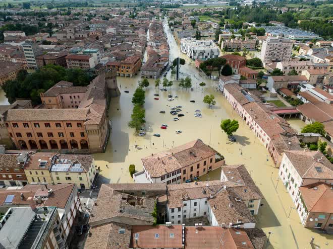 Chùm ảnh: Lũ lụt lịch sử càn quét quốc gia châu Âu, tàn phá khủng khiếp khiến nhiều người thiệt mạng - Ảnh 1.