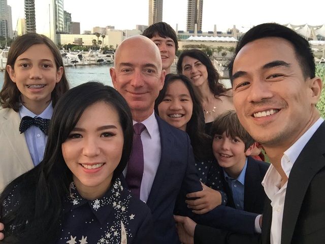 Con gái nuôi bí ẩn sẽ thừa kế ¼ tài sản của tỷ phú Jeff Bezos: “Phải” tiêu hết 1,1 tỷ đồng/tuần, sắp xuất hiện trước công chúng với vai trò mới - Ảnh 2.