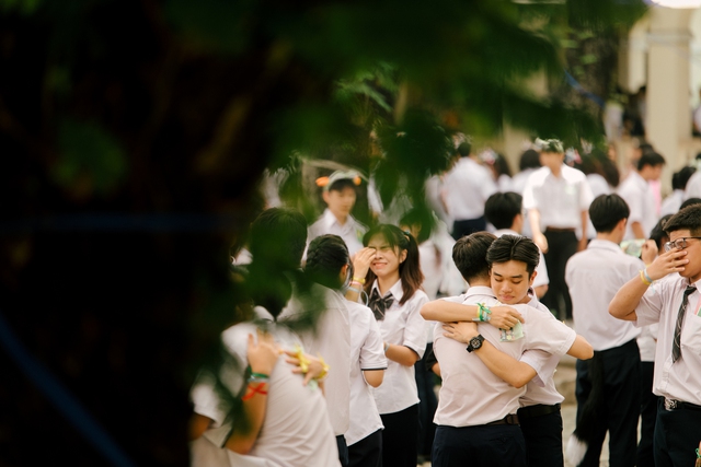 Ngày ra trường của học sinh chuyên Lê Hồng Phong luôn hạnh phúc: Quậy hết mình nhưng khóc cũng hết nước mắt! - Ảnh 18.