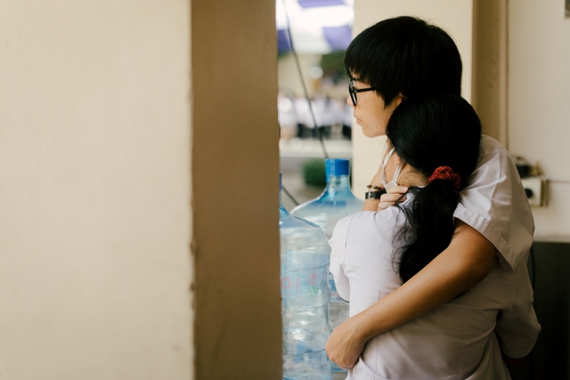 Ngày ra trường của học sinh chuyên Lê Hồng Phong luôn hạnh phúc: Quậy hết mình nhưng khóc cũng hết nước mắt! - Ảnh 14.