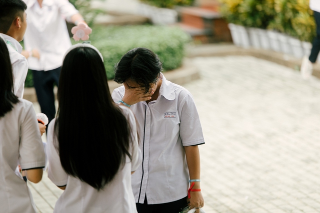 Ngày ra trường của học sinh chuyên Lê Hồng Phong luôn hạnh phúc: Quậy hết mình nhưng khóc cũng hết nước mắt! - Ảnh 13.