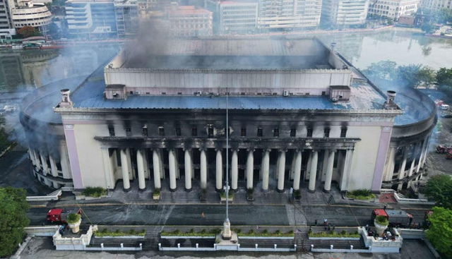 Cháy tòa nhà bưu điện ở thủ đô Philippines, 4 người bị thương - Ảnh 2.