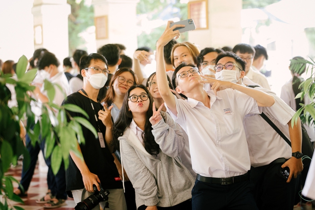 Ngày ra trường của học sinh chuyên Lê Hồng Phong luôn hạnh phúc: Quậy hết mình nhưng khóc cũng hết nước mắt! - Ảnh 12.