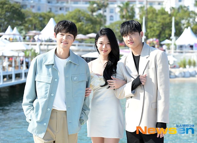 Song Joong Ki lột x&aacute;c bảnh bao b&ecirc;n BIBI ở LHP Cannes 2023 - Ảnh 5.