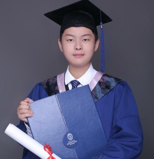 Cậu b&eacute; sinh non, 13 tuổi c&oacute; bằng MBA, 14 tuổi th&agrave;nh nghi&ecirc;n cứu sinh tiến sĩ - Ảnh 4.