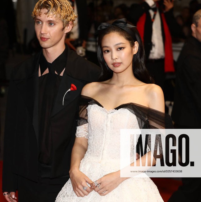 Jennie gây sốt vì dáng vẻ bối rối dễ thương khi nhận tràng vỗ tay 5 phút tại LHP Cannes 2023 - Ảnh 1. Jennie gây sốt vì dáng vẻ bối rối dễ thương khi nhận tràng vỗ tay 5 phút tại LHP Cannes 2023 - Ảnh 1.