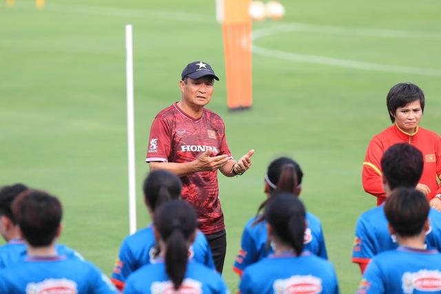 Huỳnh Như cùng đồng đội thích thú với bài tập vỗ tay theo nhịp, tạo hứng khởi trước thềm World Cup 2023 - Ảnh 5.