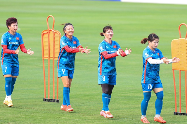 Huỳnh Như cùng đồng đội thích thú với bài tập vỗ tay theo nhịp, tạo hứng khởi trước thềm World Cup 2023 - Ảnh 4.
