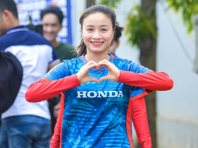 Huỳnh Như cùng đồng đội thích thú với bài tập vỗ tay theo nhịp, tạo hứng khởi trước thềm World Cup 2023 - Ảnh 1.