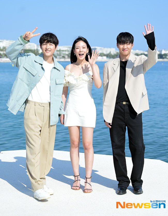 Song Joong Ki lột x&aacute;c bảnh bao b&ecirc;n BIBI ở LHP Cannes 2023 - Ảnh 4.