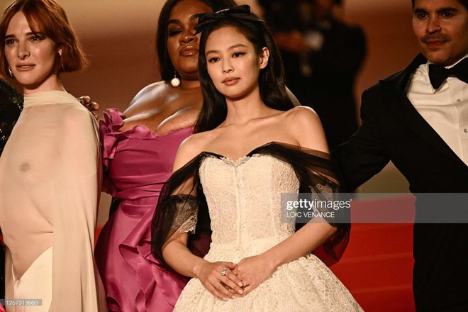 Jennie như công chúa trên thảm đỏ LHP Cannes - Ảnh 10.