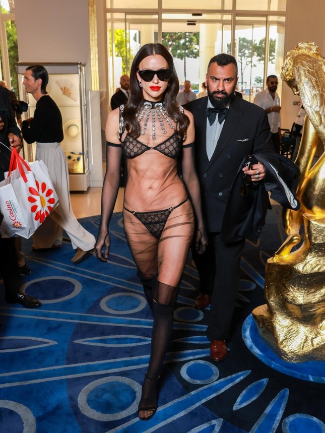 Si&ecirc;u mẫu Irina Shayk g&acirc;y sốc khi mặc nội y ở Cannes - Ảnh 2.