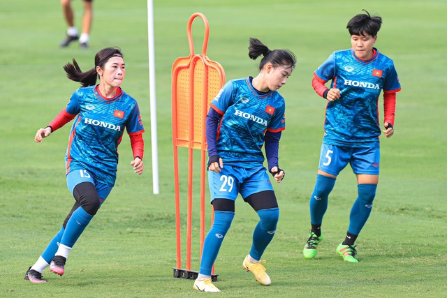 Huỳnh Như cùng đồng đội thích thú với bài tập vỗ tay theo nhịp, tạo hứng khởi trước thềm World Cup 2023 - Ảnh 7.