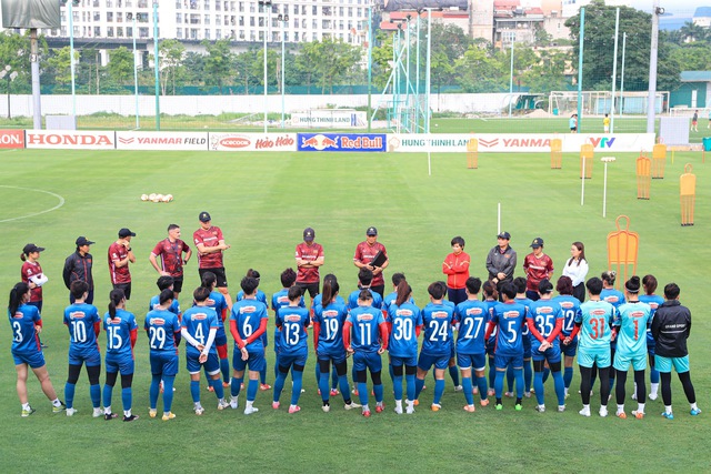 Huỳnh Như cùng đồng đội thích thú với bài tập vỗ tay theo nhịp, tạo hứng khởi trước thềm World Cup 2023 - Ảnh 6.