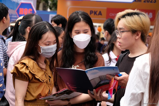 Nhiều trường đại học đang h&agrave;nh th&iacute; sinh? - Ảnh 1.